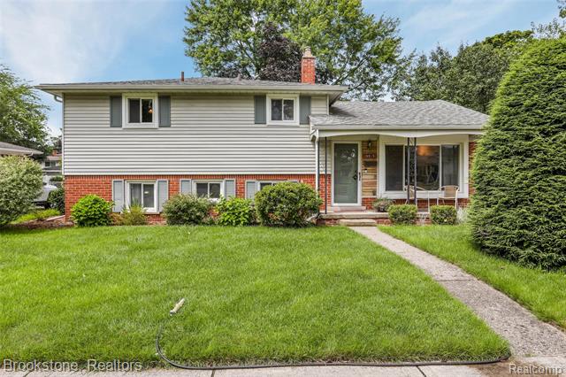 front view picture of 9915 Pere, Livonia, MI. 48150
