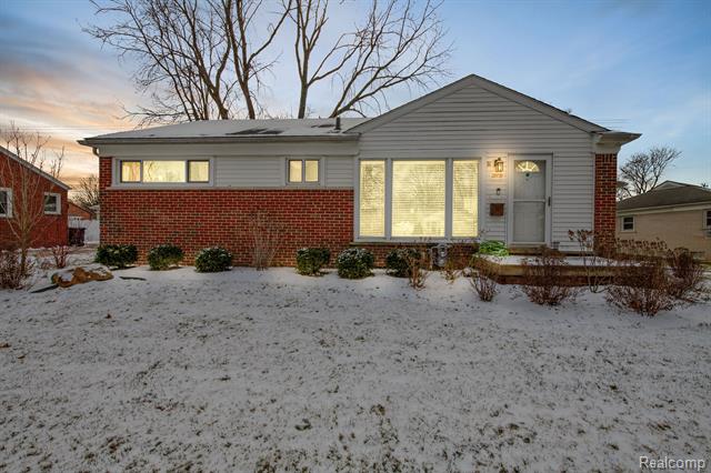 front view picture of 29739 West Chicago, Livonia, MI. 48150