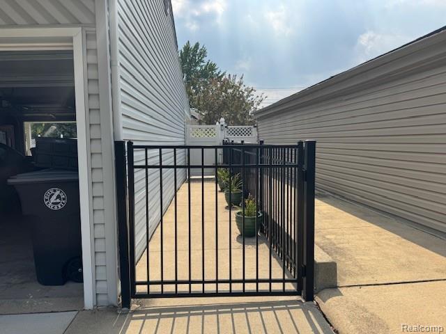 front view picture of 29525 Robert, Livonia, MI. 48150