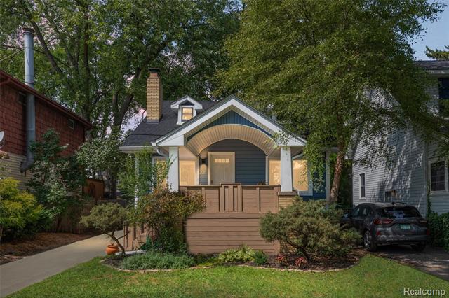 front view picture of 221 E Lewiston Ave, Ferndale, MI. 48220