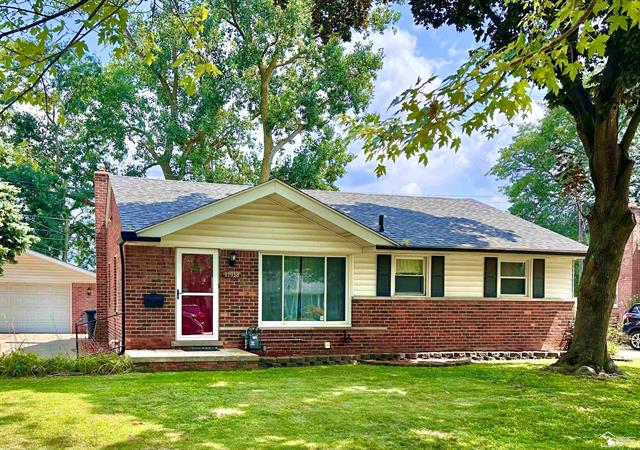front view picture of 11318 Hillcrest, Livonia, MI. 48150