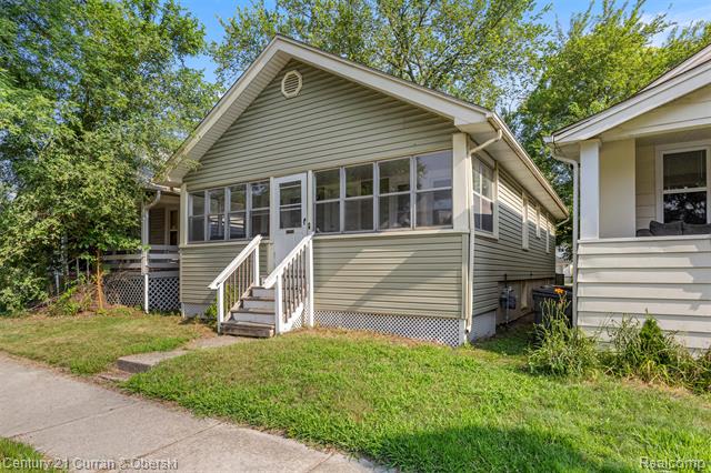 front view picture of 353 E Cambourne St, Ferndale, MI. 48220