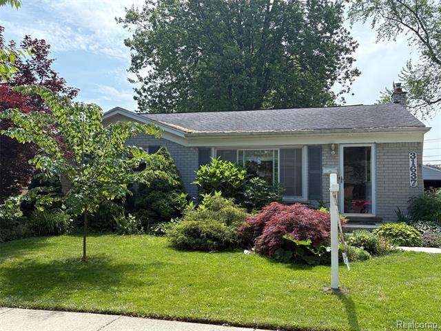 front view picture of 31637 Wyoming, Livonia, MI. 48150