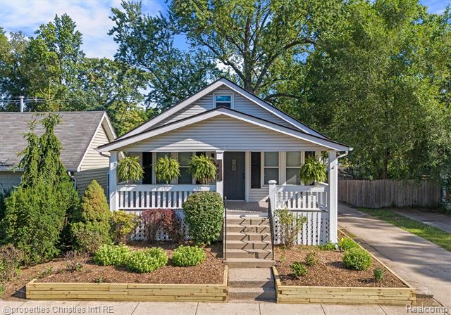front view picture of 401 E Cambourne St, Ferndale, MI. 48220