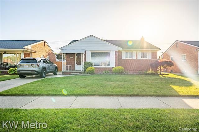 front view picture of 8487 Salem Ln, Dearborn Heights, MI. 48127