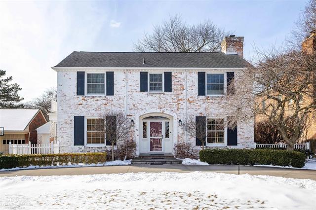 front view picture of 911 Whittier, Grosse Pointe, MI. 48230