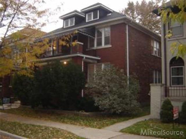 front view picture of 910 Beaconsfield, Grosse Pointe, MI. 48230
