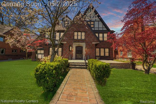 front view picture of 921 Berkshire, Grosse Pointe, MI. 48230