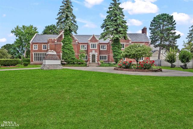 front view picture of 16761 E. Jefferson, Grosse Pointe, MI. 48230