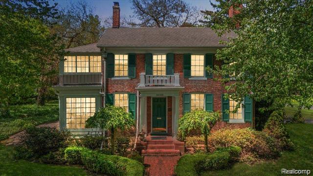 front view picture of 16109 E. Jefferson, Grosse Pointe, MI. 48230