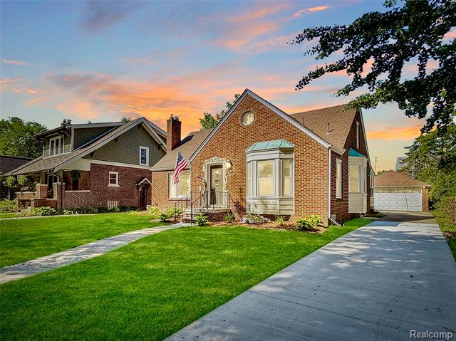 front view picture of 807 Barrington, Grosse Pointe, MI. 48230