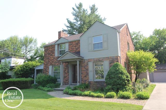 front view picture of 880 Pemberton, Grosse Pointe, MI. 48230