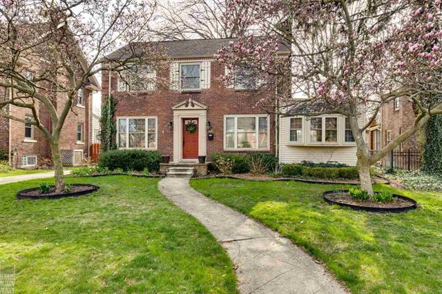 front view picture of 835 Lakepointe, Grosse Pointe, MI. 48230