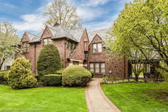 front view picture of 1010 Buckingham, Grosse Pointe, MI. 48230