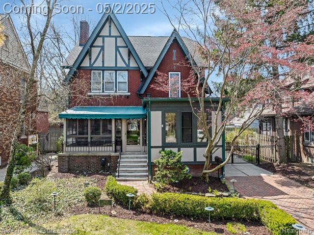 front view picture of 1425 Bishop, Grosse Pointe, MI. 48230