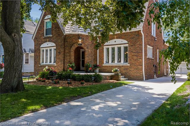 front view picture of 1377 Harvard, Grosse Pointe, MI. 48230