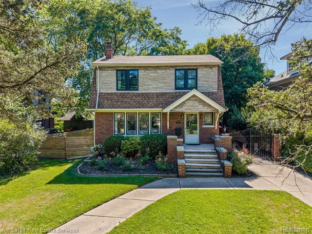 front view picture of 1447 Balfour, Grosse Pointe, MI. 48230