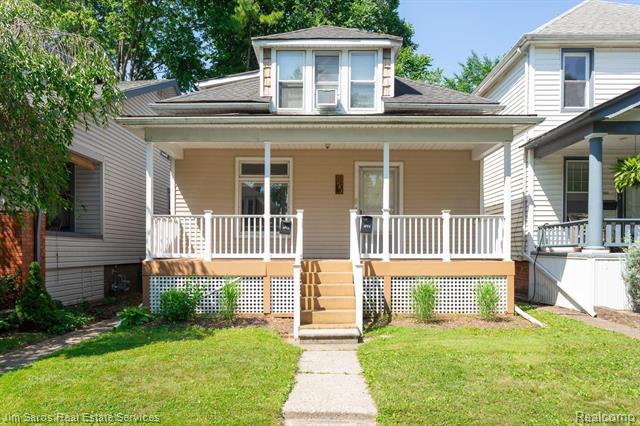 front view picture of 1083 Lakepointe, Grosse Pointe, MI. 48230