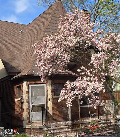 front view picture of 861 Beaconsfield, Grosse Pointe, MI. 48230