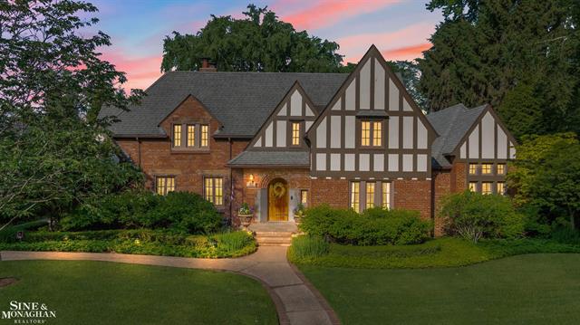 front view picture of 1021 Buckingham, Grosse Pointe, MI. 48230