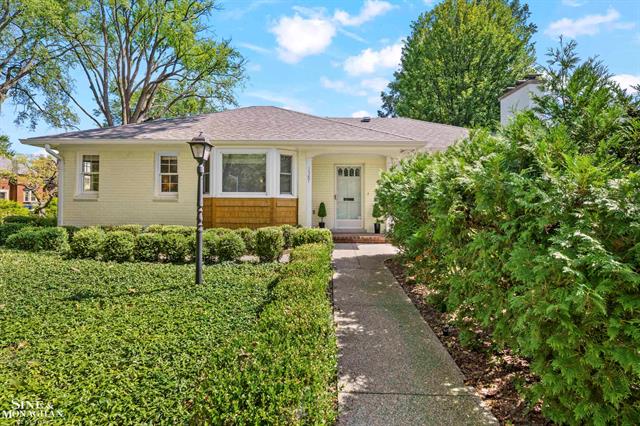 front view picture of 1387 Kensington, Grosse Pointe, MI. 48230
