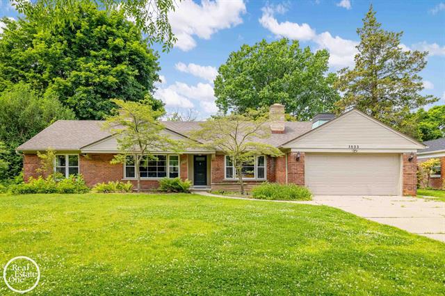 front view picture of 1033 Cadieux, Grosse Pointe, MI. 48230