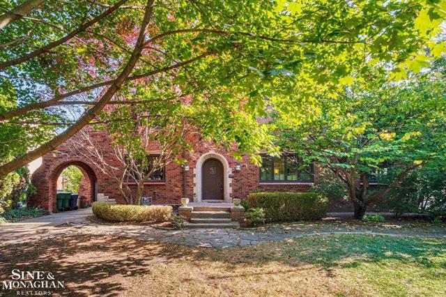 front view picture of 502 Pemberton, Grosse Pointe, MI. 48230