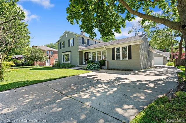 front view picture of 615 Lakepointe, Grosse Pointe, MI. 48230