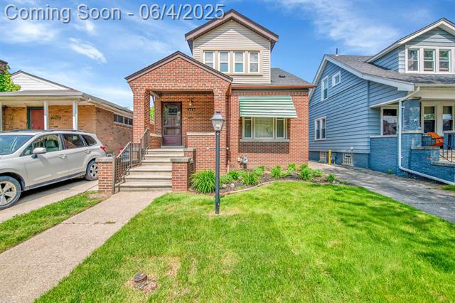 front view picture of 1364 Beaconsfield, Grosse Pointe, MI. 48230