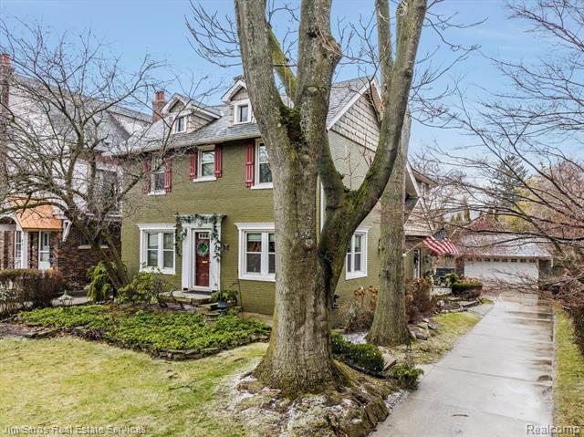 front view picture of 425 Rivard, Grosse Pointe, MI. 48230