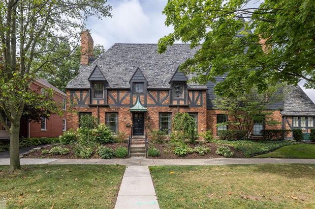 front view picture of 319 Rivard, Grosse Pointe, MI. 48230