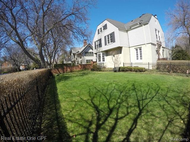 front view picture of 17 Lake Shore Rd, Grosse Pointe, MI. 48236