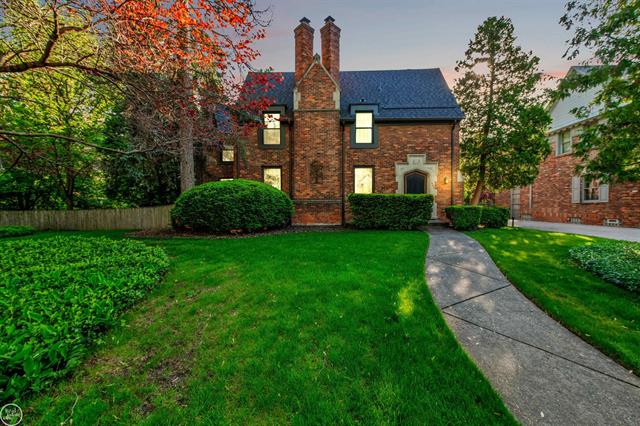 front view picture of 449 Lincoln, Grosse Pointe, MI. 48230