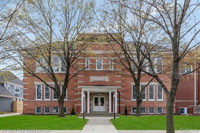 front view picture of 389 St Clair, Grosse Pointe, MI. 48230