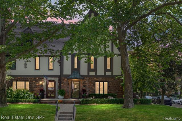 front view picture of 542 Cadieux Cranford, Grosse Pointe, MI. 48230