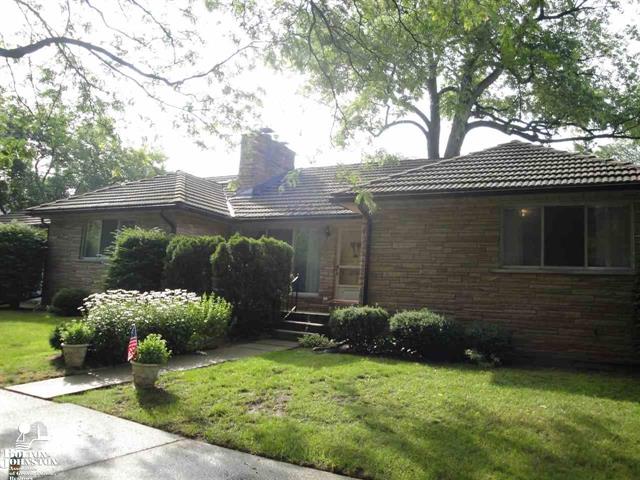 front view picture of 628 University, Grosse Pointe, MI. 48230
