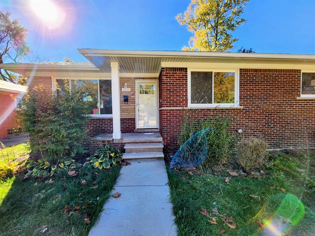 front view picture of 15121 Oak Park Blvd, Oak Park, MI. 48237