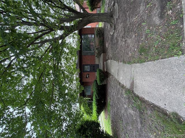 front view picture of 23750 Wildwood Ave, Oak Park, MI. 48237