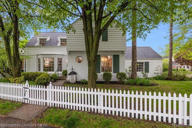 front view picture of 75 Grosse Pointe Blvd, Grosse Pointe, MI. 48236