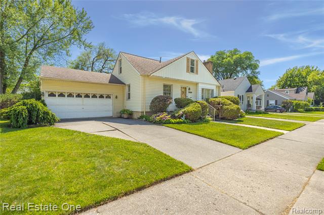 front view picture of 2209 Ridgemont Ave, Grosse Pointe, MI. 48236
