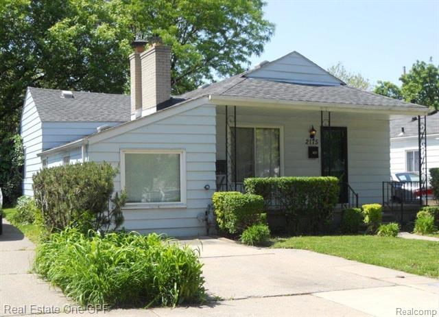 front view picture of 2175 Ridgemont Ave, Grosse Pointe, MI. 48236