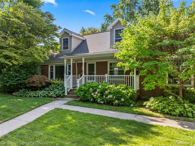 front view picture of 505 Hollywood Ave, Grosse Pointe, MI. 48236