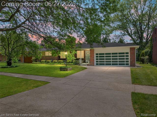 front view picture of 693 Anita Ave, Grosse Pointe, MI. 48236