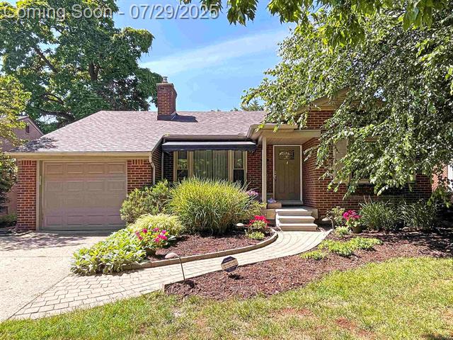 front view picture of 1031 Anita Ave, Grosse Pointe, MI. 48236