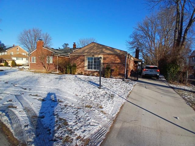 front view picture of 1000 Vernier Rd, Grosse Pointe, MI. 48236