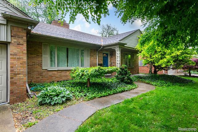front view picture of 20550 Fairway Ln, Grosse Pointe, MI. 48236