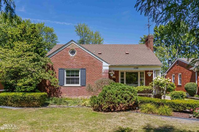 front view picture of 1198 Anita Ave, Grosse Pointe, MI. 48236