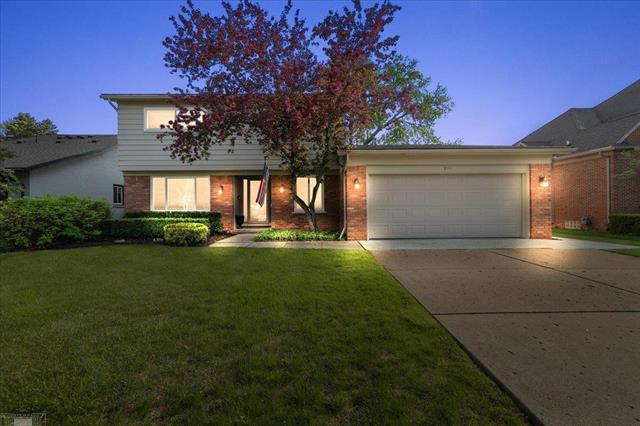 front view picture of 901 Hollywood Ave, Grosse Pointe, MI. 48236