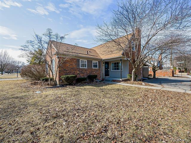 front view picture of 20691 Wedgewood Dr, Grosse Pointe, MI. 48236