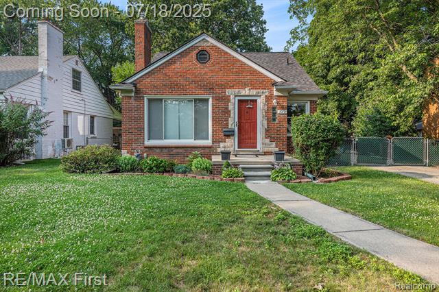 front view picture of 1070 Hampton Rd, Grosse Pointe, MI. 48236